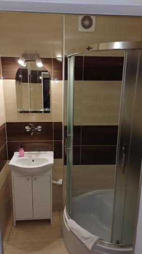 bagno con doccia e lavandino di Hotel Piast a Myślibórz