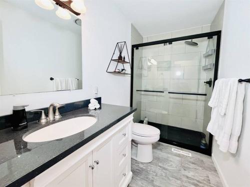 ein Badezimmer mit Waschbecken, Toilette und Dusche in der Unterkunft Cozy Ocean Pines Cottage in Ocean Pines