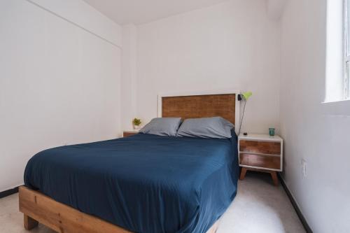 1 dormitorio con cama y cabecero de madera en affordable little private room, Polanco :), en Ciudad de México