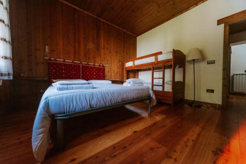 ein Schlafzimmer mit einem Bett und einem Etagenbett in der Unterkunft Casa della Montagna - Baita delle Rondini in San Giovanni in Fiore