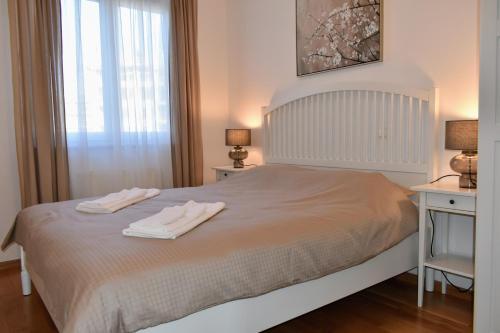 - une chambre avec un lit et 2 serviettes dans l'établissement Spring Apartment Zagreb, à Zagreb