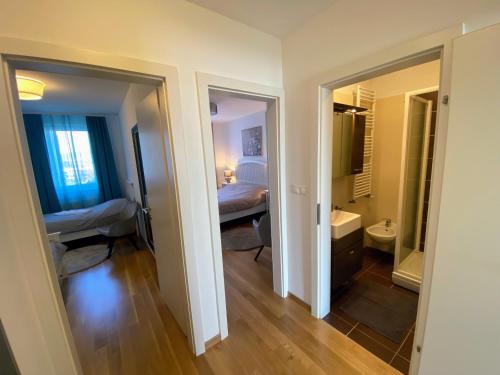 une chambre avec une salle de bains et une chambre avec un lit dans l'établissement Spring Apartment Zagreb, à Zagreb