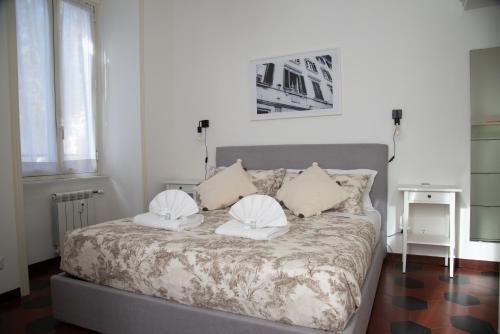 una camera con un letto con due cuscini sopra di Piazza Testaccio Home appartamento E 1 accogliente con vista piazza Testaccio a Roma