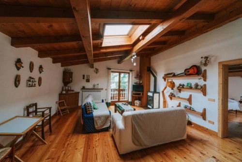 ein Wohnzimmer mit einem Sofa und einem Tisch in der Unterkunft Casa della Montagna - Baita delle Rondini in San Giovanni in Fiore