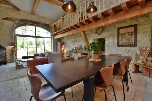 une salle à manger avec une table et des chaises en bois dans l'établissement Gite de groupe 