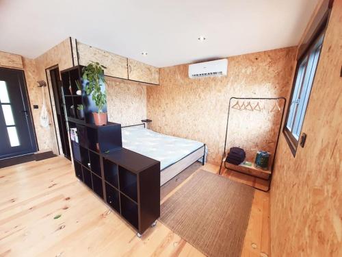 a bedroom with a bed in a room at Chalet les pieds dans l'eau la campagne à la ville in Saint-Doulchard