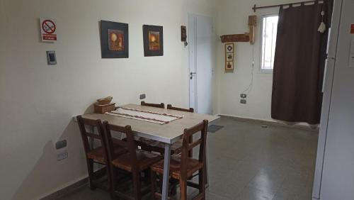 ein Esszimmer mit einem Tisch und 2 Stühlen in der Unterkunft La Pirca Rosada in San Fernando del Valle de Catamarca