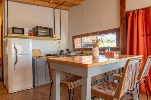 Cucina o angolo cottura di Lupulito Lodge Cabañas de Montaña