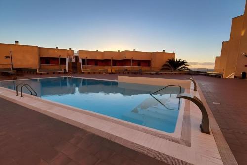 una piscina en la parte superior de un edificio en Calesapart Tranquilidad con vistas al mar, en Candelaria
