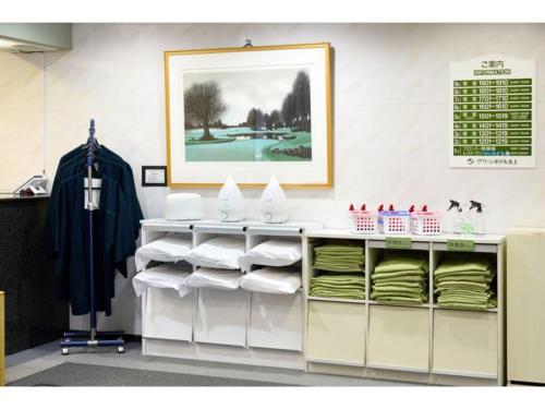 Habitación con encimera con toallas blancas y una foto en Green Hotel Kitakami - Vacation STAY 09805v, en Kitakami