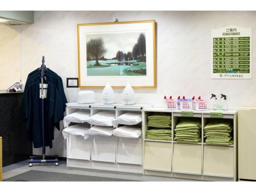 北上市にあるGreen Hotel Kitakami - Vacation STAY 09822vの白いタオルと写真付きのカウンターが備わる部屋