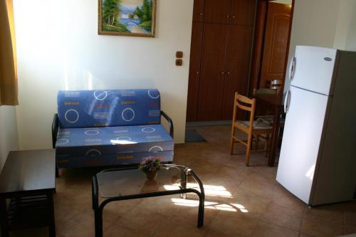 Zona d'estar a Porto Ageranos Apartment