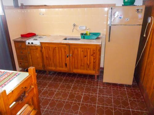 eine Küche mit einer Spüle und einem Kühlschrank in der Unterkunft Apart Cuidad de Córdoba in Termas de Río Hondo