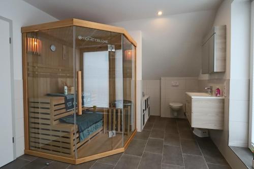 Ένα μπάνιο στο Ferienhaus Marinapark 147