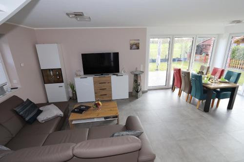 Μια τηλεόραση ή/και κέντρο ψυχαγωγίας στο Ferienhaus Marinapark 147