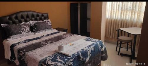Un dormitorio con una cama y una bandeja. en HOSTAL LLAUT * *, en Moquegua