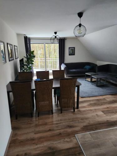 ein Wohnzimmer mit einem Tisch, Stühlen und einem Sofa in der Unterkunft The Ferienwohnung in Bremen