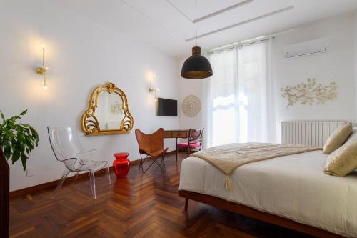Schlafzimmer mit einem Bett, einem Tisch und Stühlen in der Unterkunft Casa Bianca Apartments in Neapel