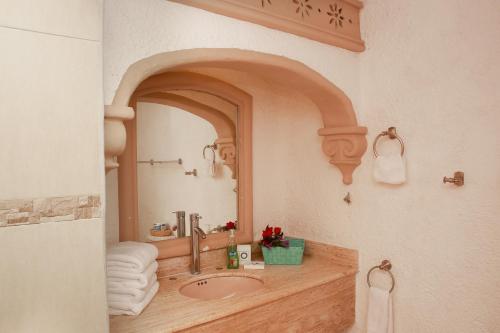 y baño con lavabo y espejo. en Cancun Beach Aparthotel Brisas, en Cancún