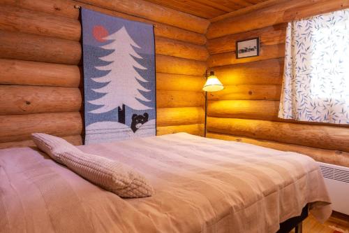 a bedroom with a bed in a log cabin at Suvituuli in Kuusamo