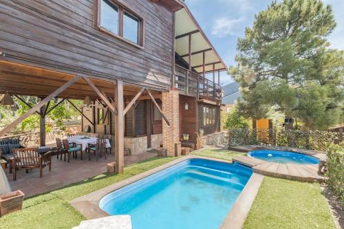 a house with a swimming pool in the yard at La Cabaña in Valdemorillo