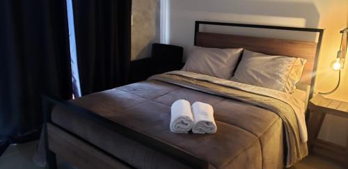 uma cama com dois pares de toalhas brancas em The Guest House hostel em Balneário Gaivotas