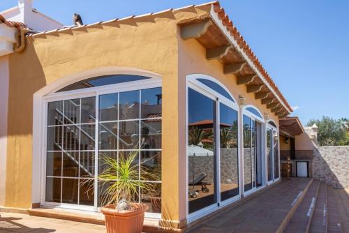 Family Holiday Favorite- VILLA VERGEL with Jacuzzi, Pool, Sauna & BBQ near Caleta de Fuste Golf