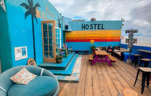 Area soggiorno di ITH San Diego Beach Bungalow Surf Hostel