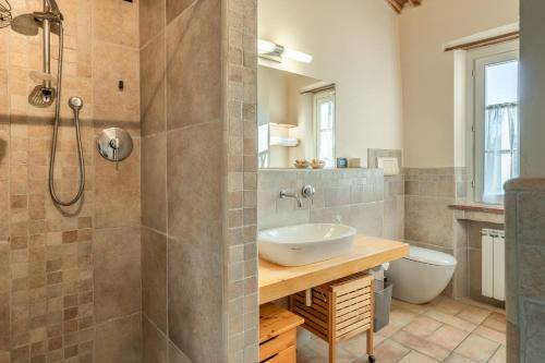uma casa de banho com um lavatório e um chuveiro em Villa Petri em Uzzano