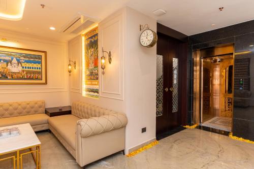 Area soggiorno di Raghunandan Palace - A Premier Boutique Stay, City Center & 500 Meters from City Railway Station