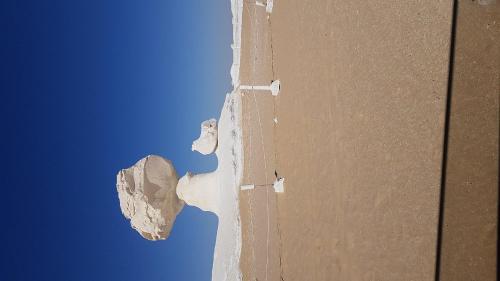 una vista aérea de una playa con una roca en White desert & Black desert camb en Qasr Al Farafirah