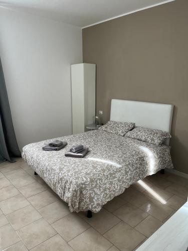 um quarto com uma cama com um edredão em Emanuele II Apartament Vigevano em Vigevano