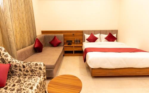 Letto o letti in una camera di Raghunandan Palace - A Premier Boutique Stay, City Center & 500 Meters from City Railway Station