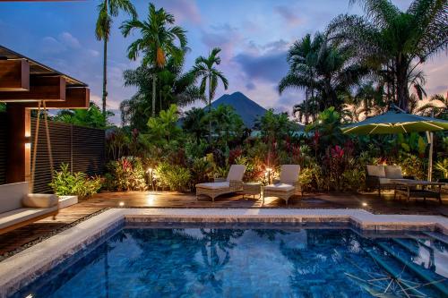 Bazén v ubytování Arenal Manoa Resort & Hot Springs nebo v jeho okolí