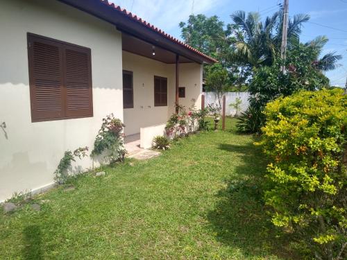 a side view of a house with a yard at Itapeva736 in Torres