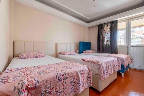 a bedroom with two beds and a window at Bakirkoyde essiz harika konumda in Istanbul