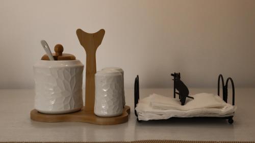 a counter with two vases and a cutting board with a knife at TOCANCIPÁ, Increíble, Hermoso y Moderno APARTAMENTO COMPLETO! in Tocancipá
