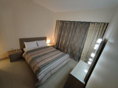- une petite chambre avec un lit et une fenêtre dans l'établissement Bedroom 3, Couples should be married, à Abu Dhabi
