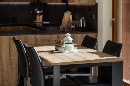 una mesa de madera con dos tazas de café. en Casa Fochin tra Bormio e Livigno, en Valdidentro