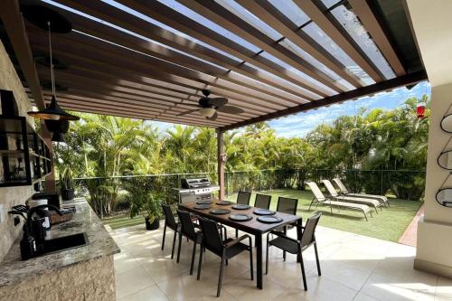 Laguna Oasis with Private Pool - 4 Bedrooms - 7 Beds - Next to Community Pool with Water Slideにある庭