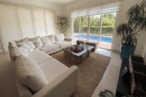 El ChirúにあるLaguna Oasis with Private Pool - 4 Bedrooms - 7 Beds - Next to Community Pool with Water Slideの白いソファとテーブルのあるリビングルーム