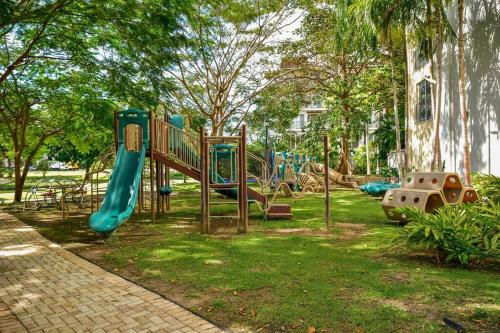 plac zabaw ze zjeżdżalnią w parku w obiekcie Laguna Oasis with Private Pool & King Bed that Sleeps 9 w mieście El Chirú
