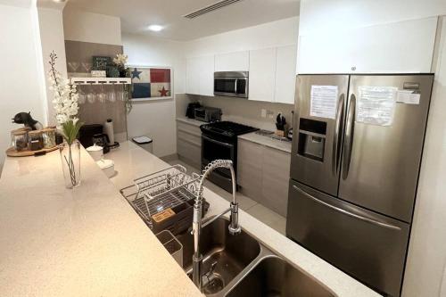 Laguna Oasis with Private Pool - 4 Bedrooms - 7 Beds - Next to Community Pool with Water Slideにあるキッチンまたは簡易キッチン