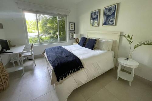 El ChirúにあるLaguna Oasis with Private Pool - 4 Bedrooms - 7 Beds - Next to Community Pool with Water Slideのベッドと机と窓のある寝室