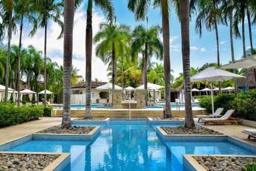 Laguna Oasis with Private Pool - 4 Bedrooms - 7 Beds - Next to Community Pool with Water Slideの敷地内または近くにあるプール