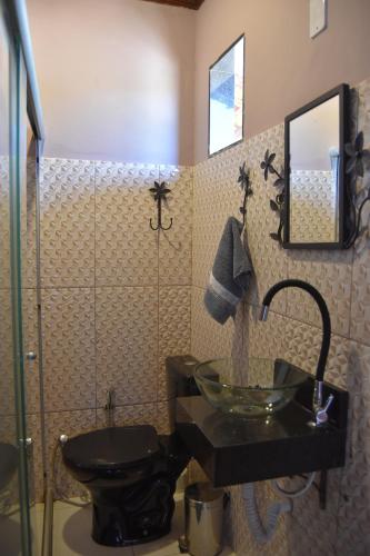 a bathroom with a sink and a toilet and a shower at Serra Grisante Pousada Bed and Breakfast in Lençóis