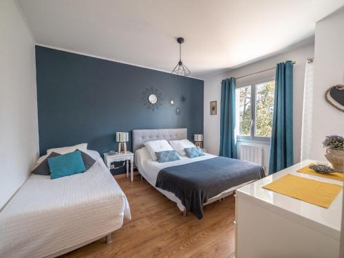 1 Schlafzimmer mit 2 Betten und einem Fenster in der Unterkunft LES GITES DE VALERIE Appartement de 50m2 avec parking privé in Nîmes