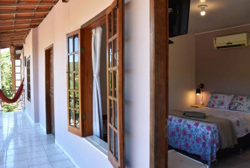 a bedroom with a bed and a window at Pousada Serra Grisante in Lençóis