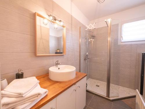 ein Bad mit einem Waschbecken und einer Dusche in der Unterkunft LES GITES DE VALERIE Appartement de 50m2 avec parking privé in Nîmes