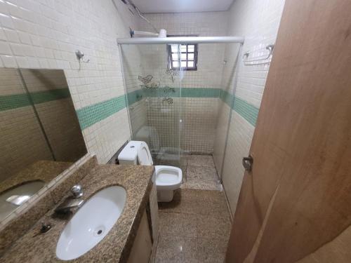 ein Bad mit einem Waschbecken und einem WC in der Unterkunft Casa Cmc011 Simples e Objetiva Com Estacionamento in Brasilia